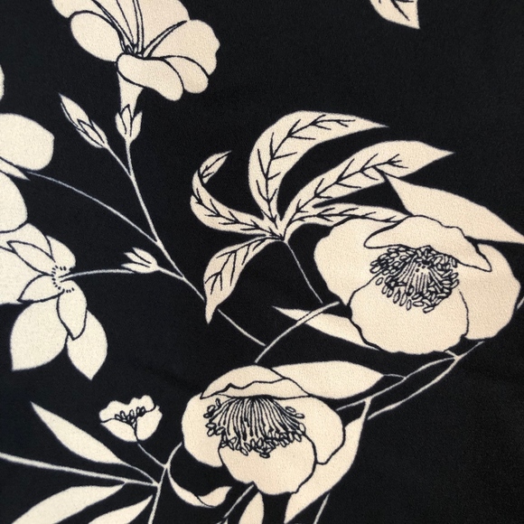 *HP* NWT! Ann Taylor Navy Floral Keyhole Blouse - Picture 4 of 7